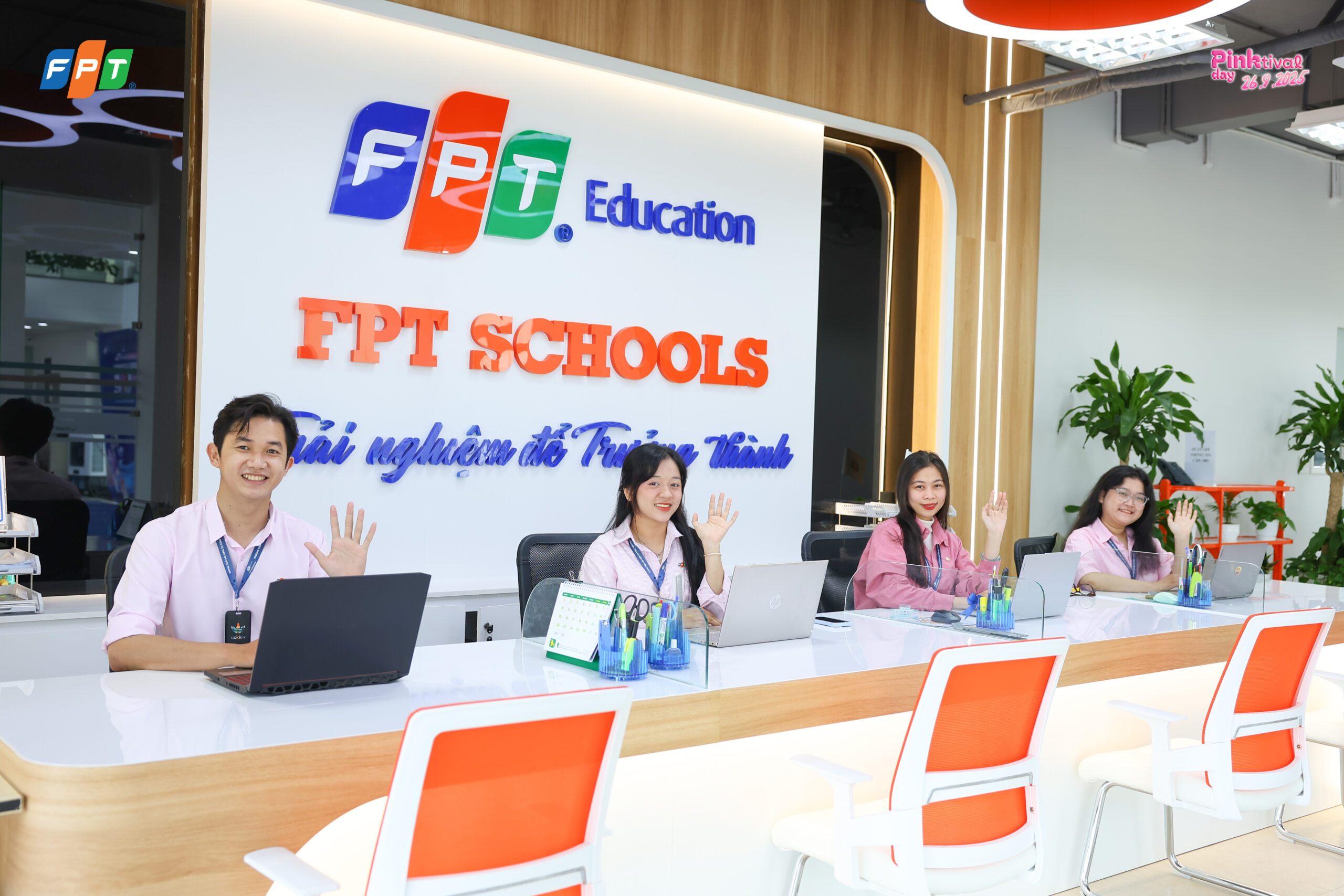 Khoảnh khắc thầy trò cùng hòa mình trong “biển hồng” ngày hội Pinktival Day