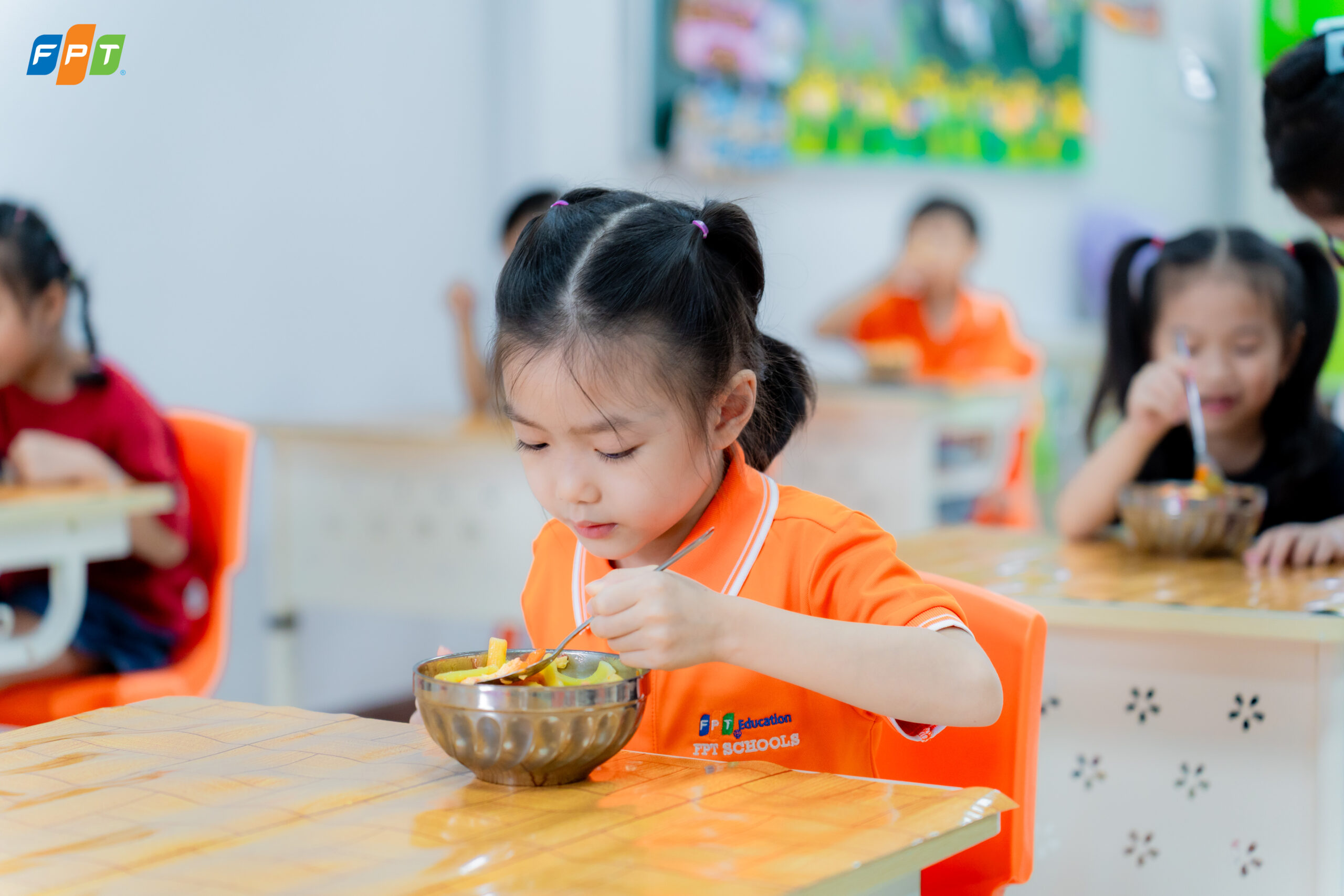 Bữa ăn bán trú FPT School Sóc Trăng – Khoảnh khắc gắn kết ngọt ngào của FSchoolers - FPT Education Học sinh sử dụng bữa trưa bán trú tại Trường