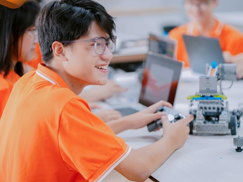 Tại sao nên cho con học lập trình sớm? - FPT Education học lập trình sớm