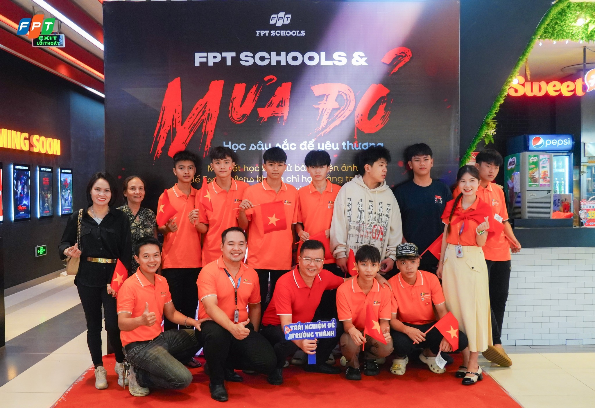Học Sâu Sắc Để Yêu Thương – Hơn 1.500 Fschoolers Và Thầy Cô Cùng Nhìn Lại Lịch Sử Qua Phim Mưa Đỏ

