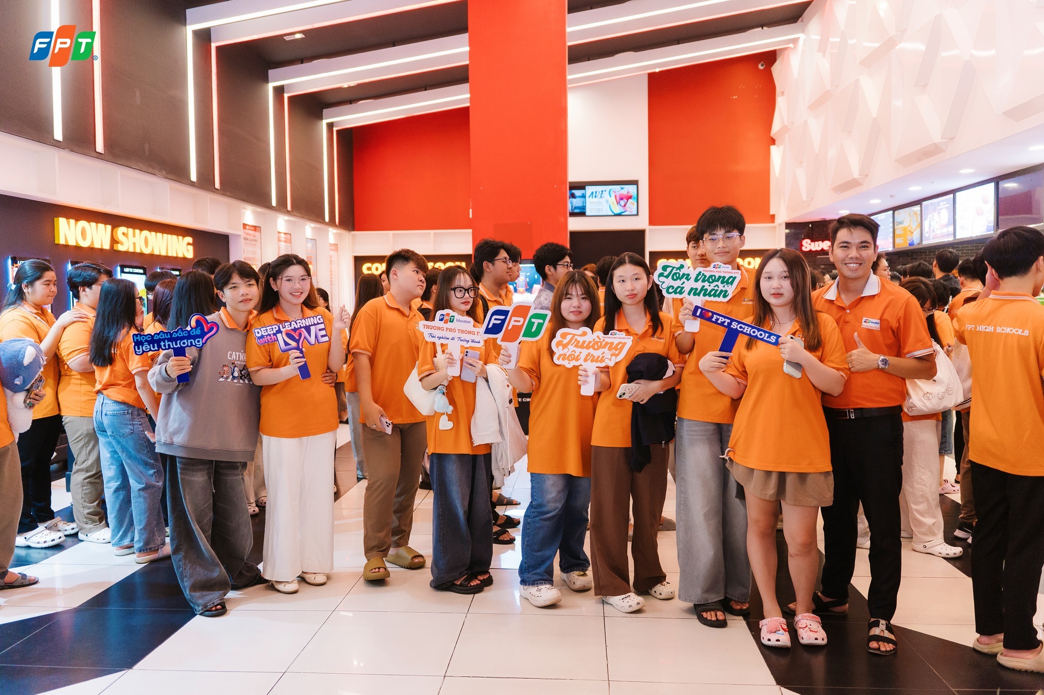 Học Sâu Sắc Để Yêu Thương – Hơn 1.500 Fschoolers Và Thầy Cô Cùng Nhìn Lại Lịch Sử Qua Phim Mưa Đỏ

