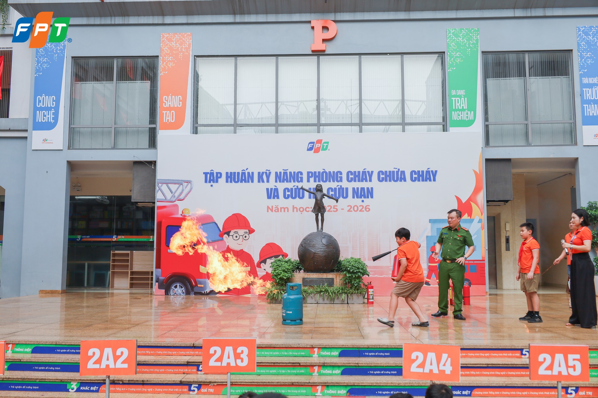 Học Sinh Tiểu Học FPT School Cầu Giấy Tập Huấn Phòng Cháy Chữa Cháy Và Cứu Hộ Cứu Nạn - FPT Education Học Sinh Tiểu Học FPT School Cầu Giấy Tập Huấn Phòng Cháy Chữa Cháy Và Cứu Hộ Cứu Nạn
