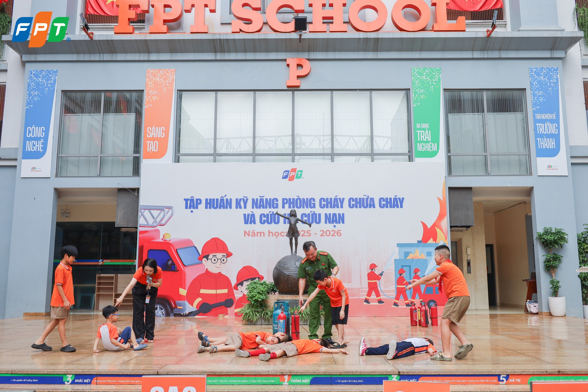 Học Sinh Tiểu Học FPT School Cầu Giấy Tập Huấn Phòng Cháy Chữa Cháy Và Cứu Hộ Cứu Nạn - FPT Education Học Sinh Tiểu Học FPT School Cầu Giấy Tập Huấn Phòng Cháy Chữa Cháy Và Cứu Hộ Cứu Nạn