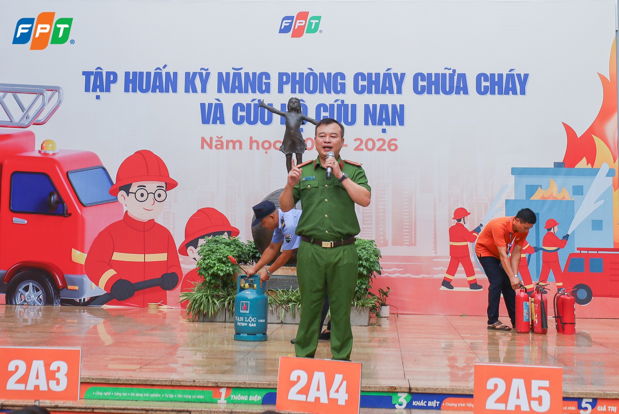 Học Sinh Tiểu Học FPT School Cầu Giấy Tập Huấn Phòng Cháy Chữa Cháy Và Cứu Hộ Cứu Nạn - FPT Education Học Sinh Tiểu Học FPT School Cầu Giấy Tập Huấn Phòng Cháy Chữa Cháy Và Cứu Hộ Cứu Nạn