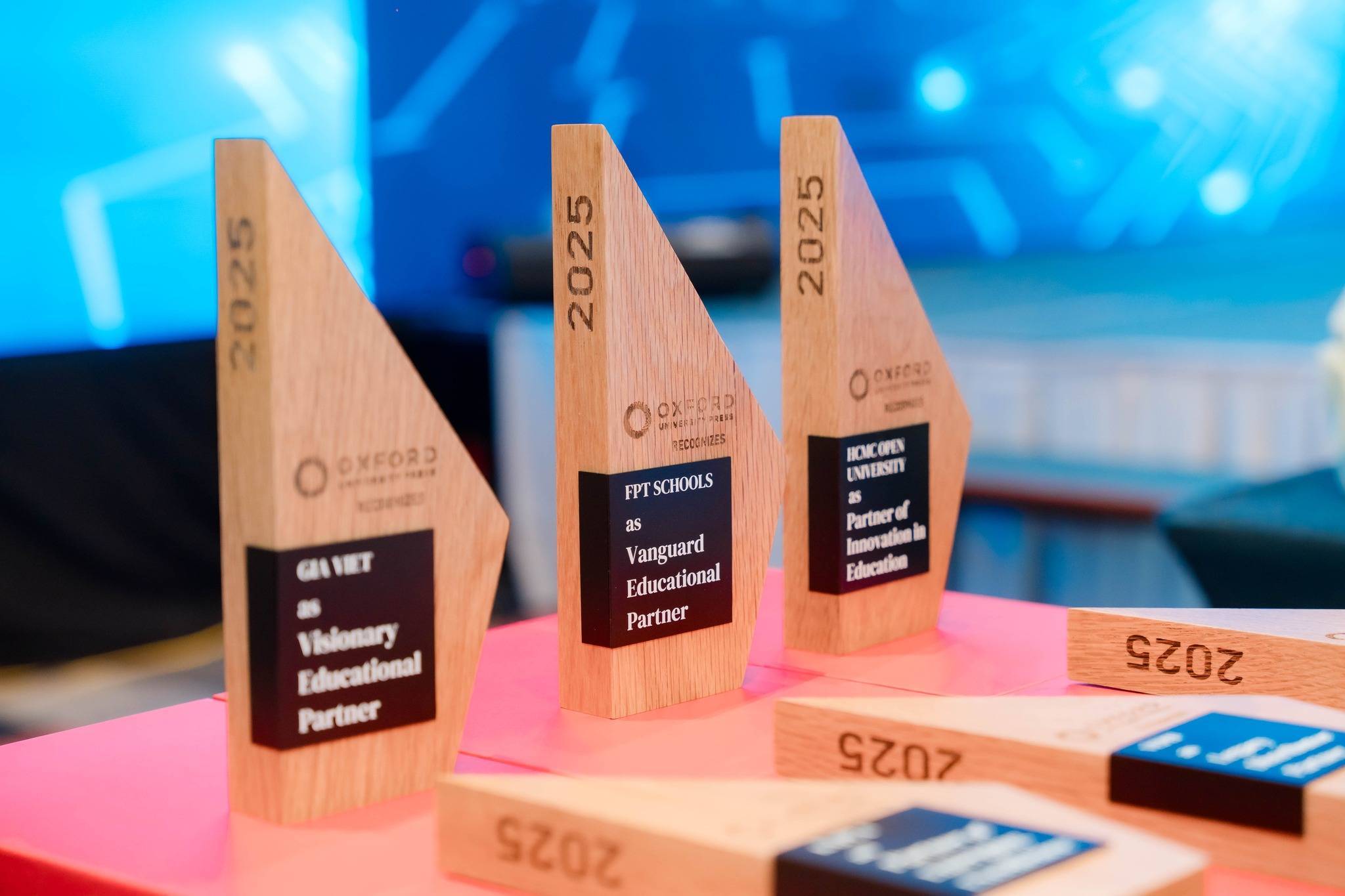FPT Schools – Đối tác giáo dục tiên phong của Oxford - FPT Education FPT Schools vinh dự được trao Kỷ niệm chương Đối tác Giáo dục Tiên phong
