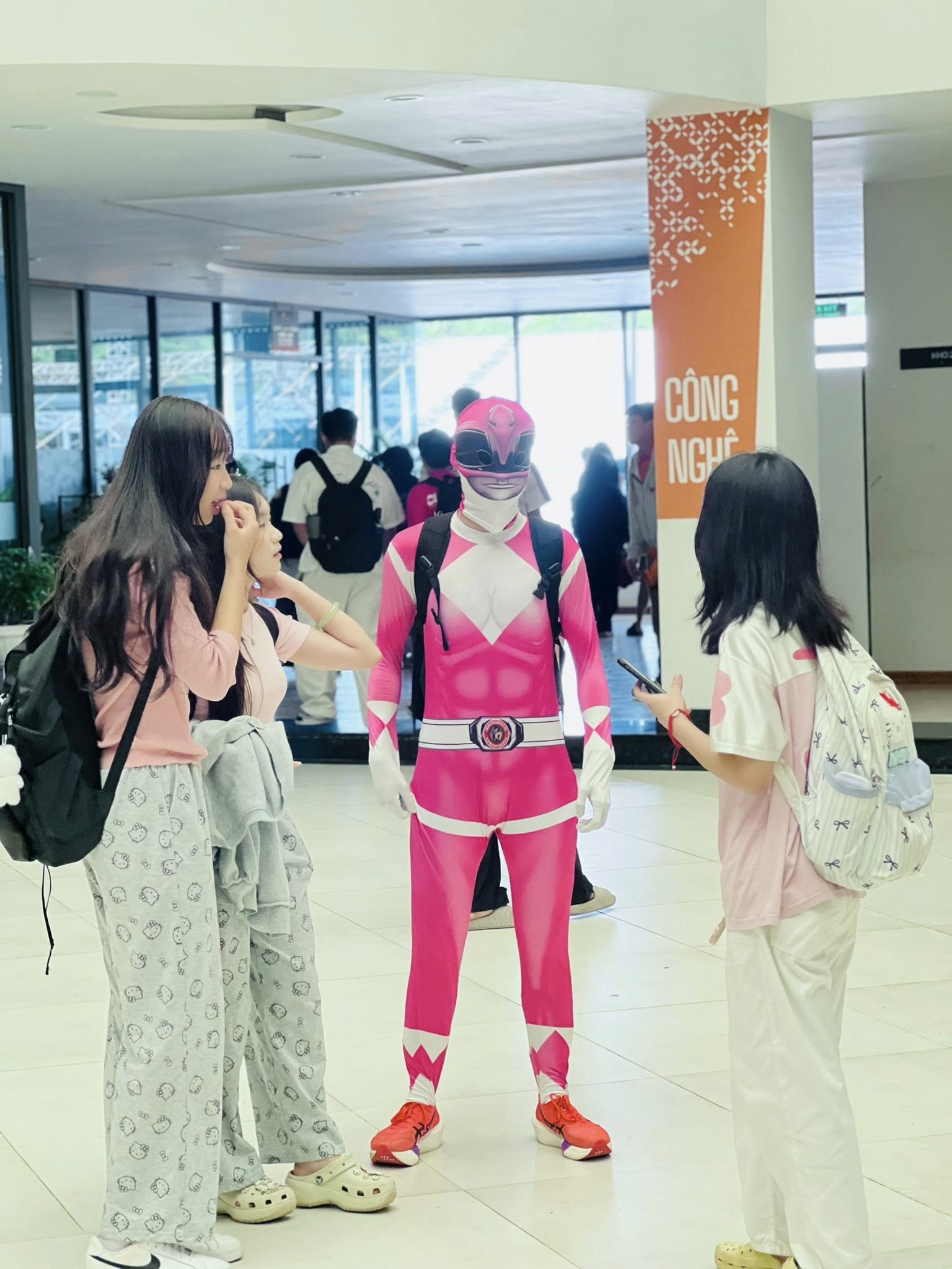 Nhà F rực sắc hường yêu thương trong ngày Phụ nữ Việt Nam | FPT Schools