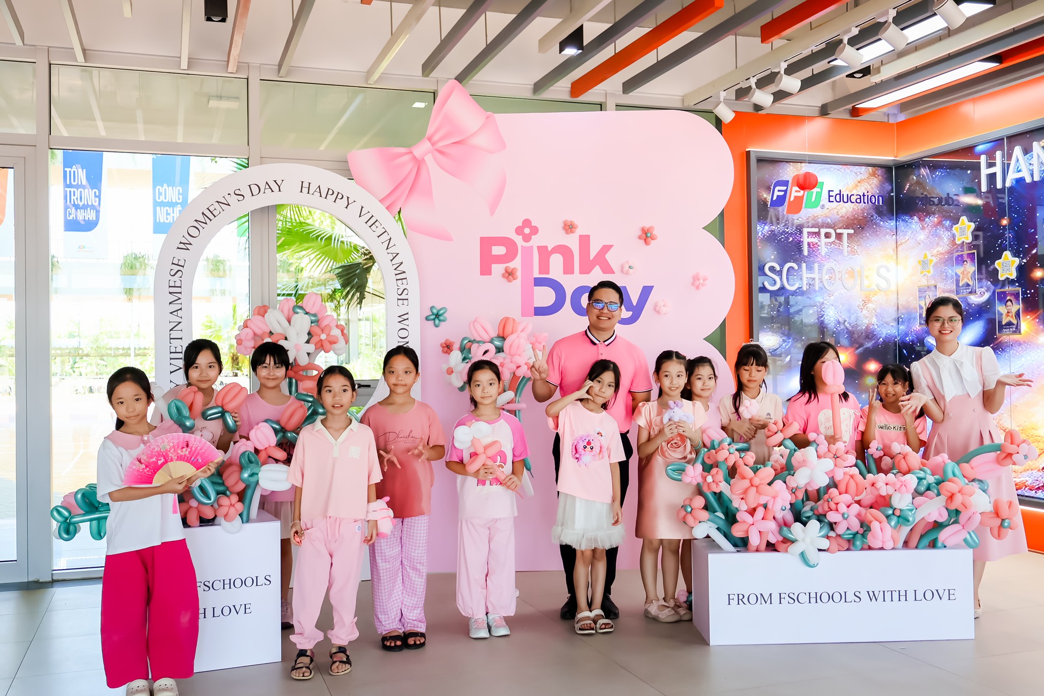 Nhà F rực sắc hường yêu thương trong ngày Phụ nữ Việt Nam | FPT Schools