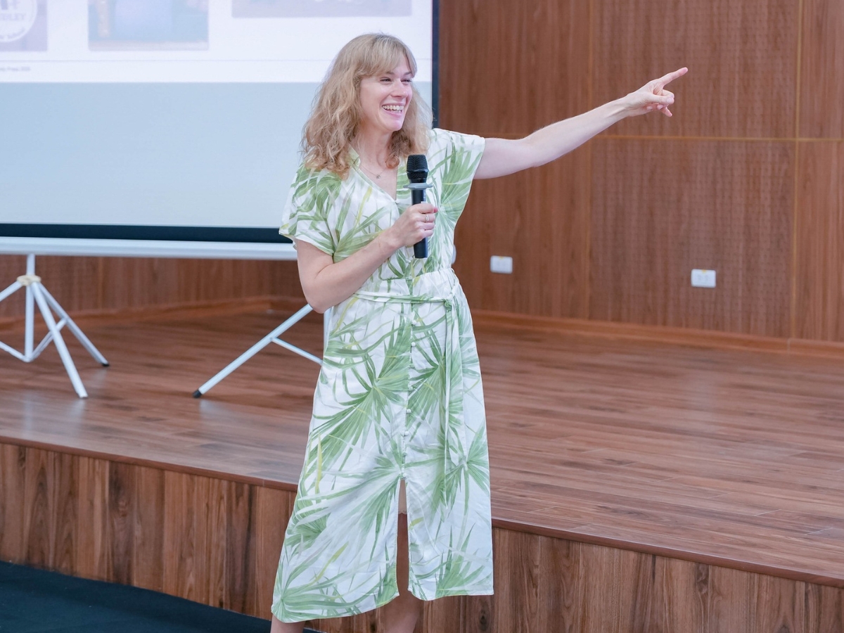 Bắt đầu từ việc nghe và bắt chước phát âm người bản xứ - Cách cải thiện kỹ năng nói tiếng anh