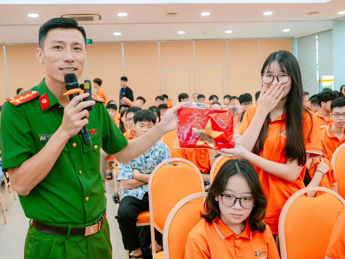 Bắt nạt mạng ở học sinh - Cha mẹ cần làm gì để bảo vệ con mình? - FPT Education Bắt nạt mạng ở học sinh