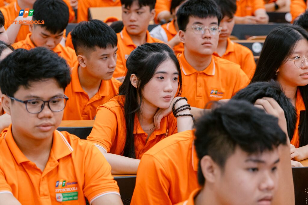 Danh sách đồ dùng học tập lớp 10 gồm những gì? - FPT Education Bước ngoặt quan trọng khi vào lớp 10