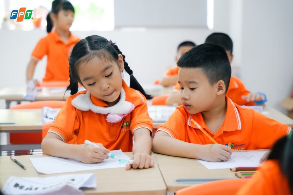 Đồ dùng học tập gồm những gì? Những lưu ý khi lựa chọn đồ dùng học tâp - FPT Education Bút bi, bút chì, bút mực