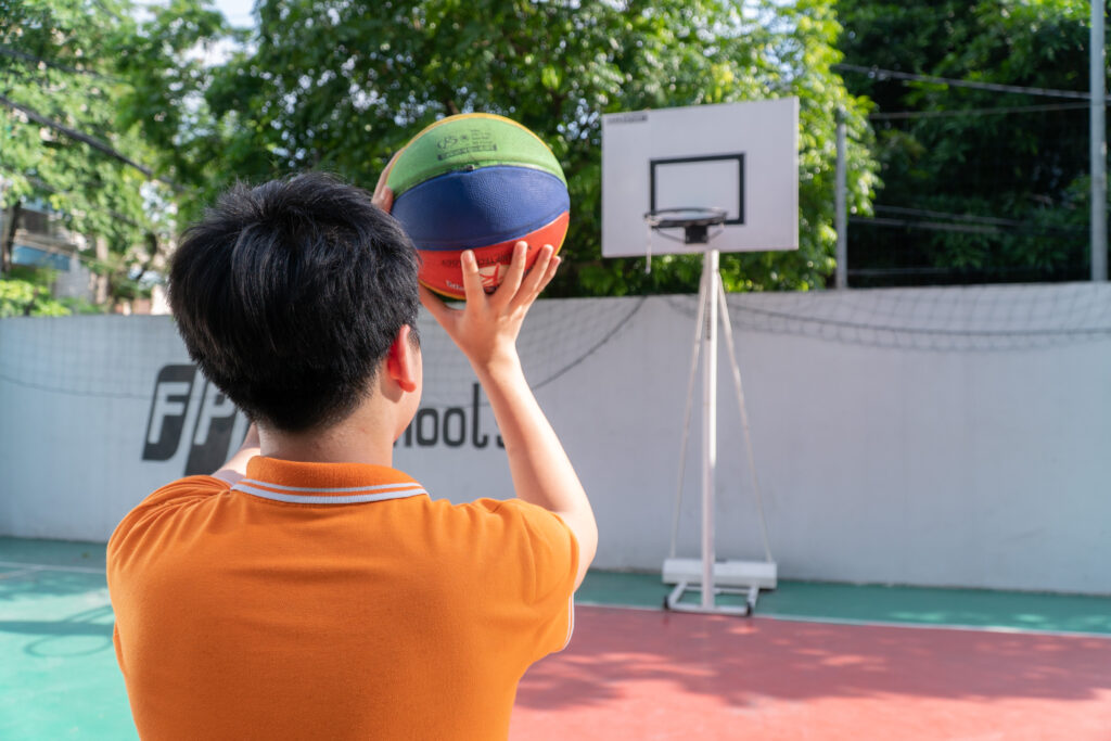 Những bộ đồ dùng học tập lớp 6 gồm những gì? Gợi ý từng môn học cụ thể - FPT Education Các dụng cụ thể thao