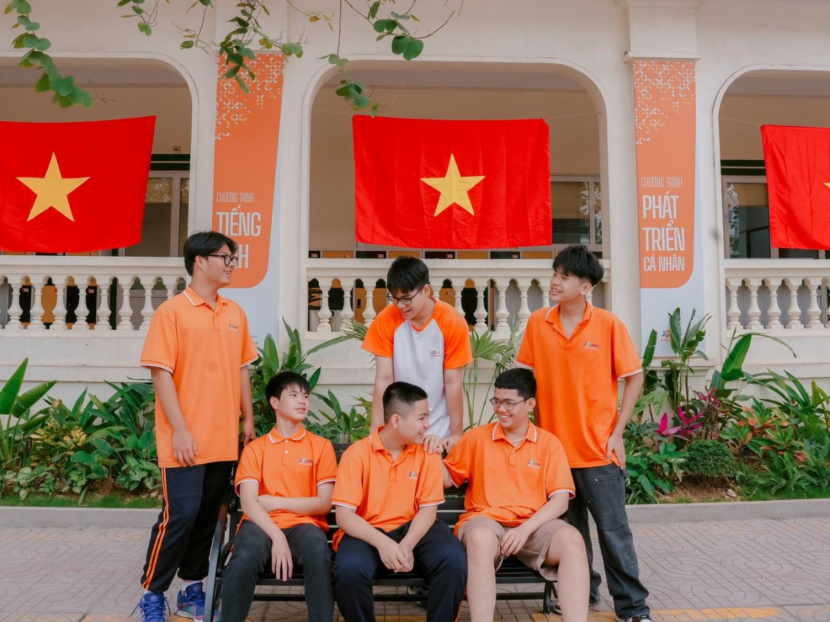 Cha mẹ nên làm gương và đồng hành cùng con - giáo dục kỹ năng sống là gì