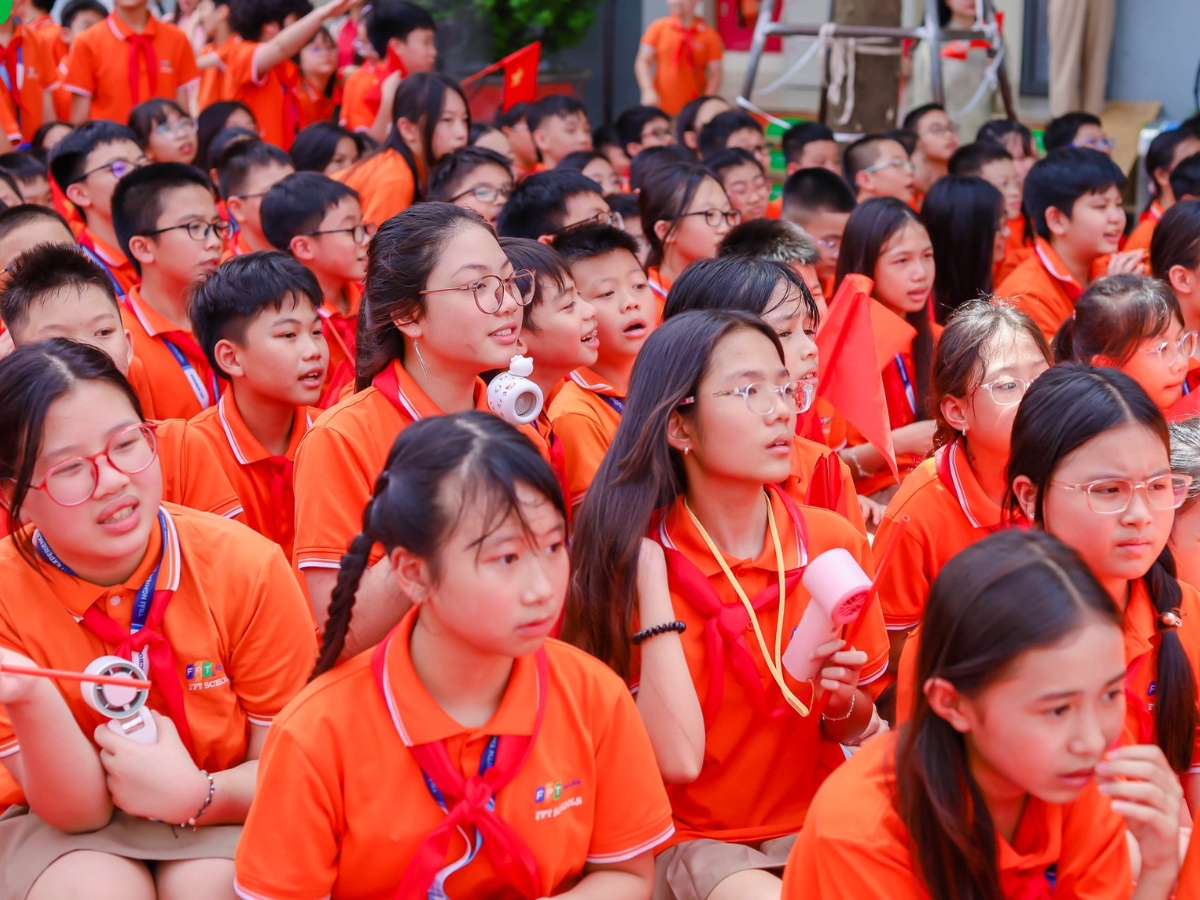 7 Cách rèn luyện kỹ năng giao tiếp cho trẻ em hiệu quả! - FPT Education Cho con tham gia hoạt động nhóm - Kỹ năng giao tiếp cho trẻ em