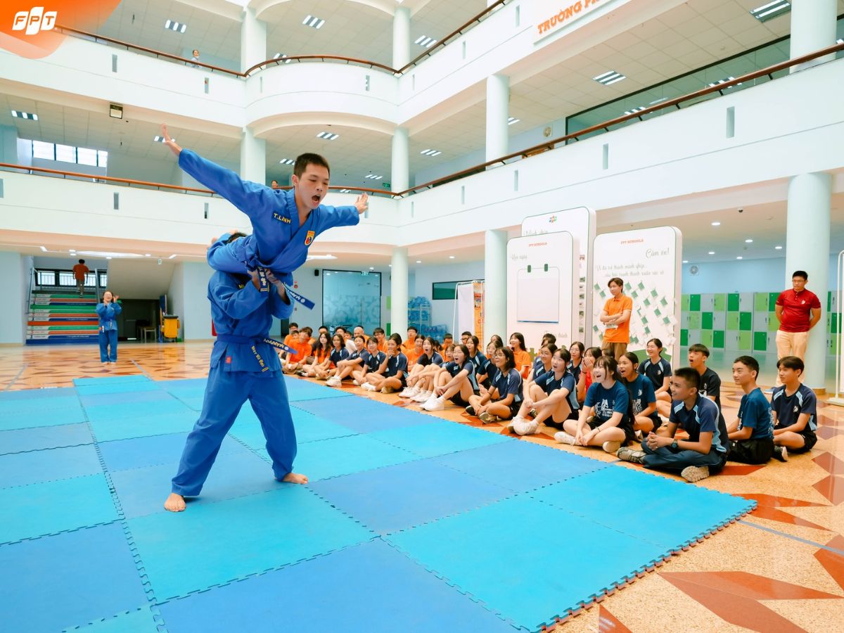 Cùng con “thi gấp quần áo” - kỹ năng tự phục vụ bản thân