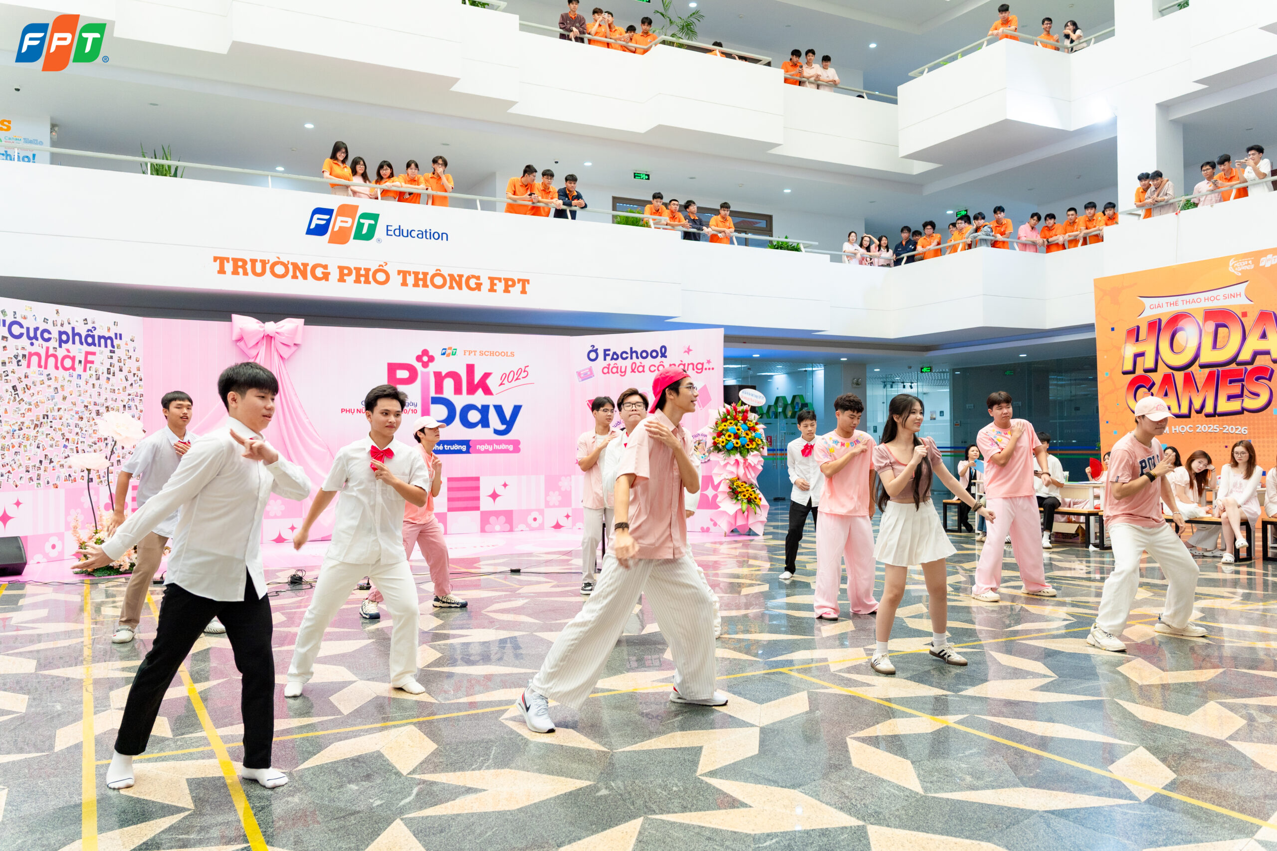 Nhà F rực sắc hường yêu thương trong ngày Phụ nữ Việt Nam | FPT Schools