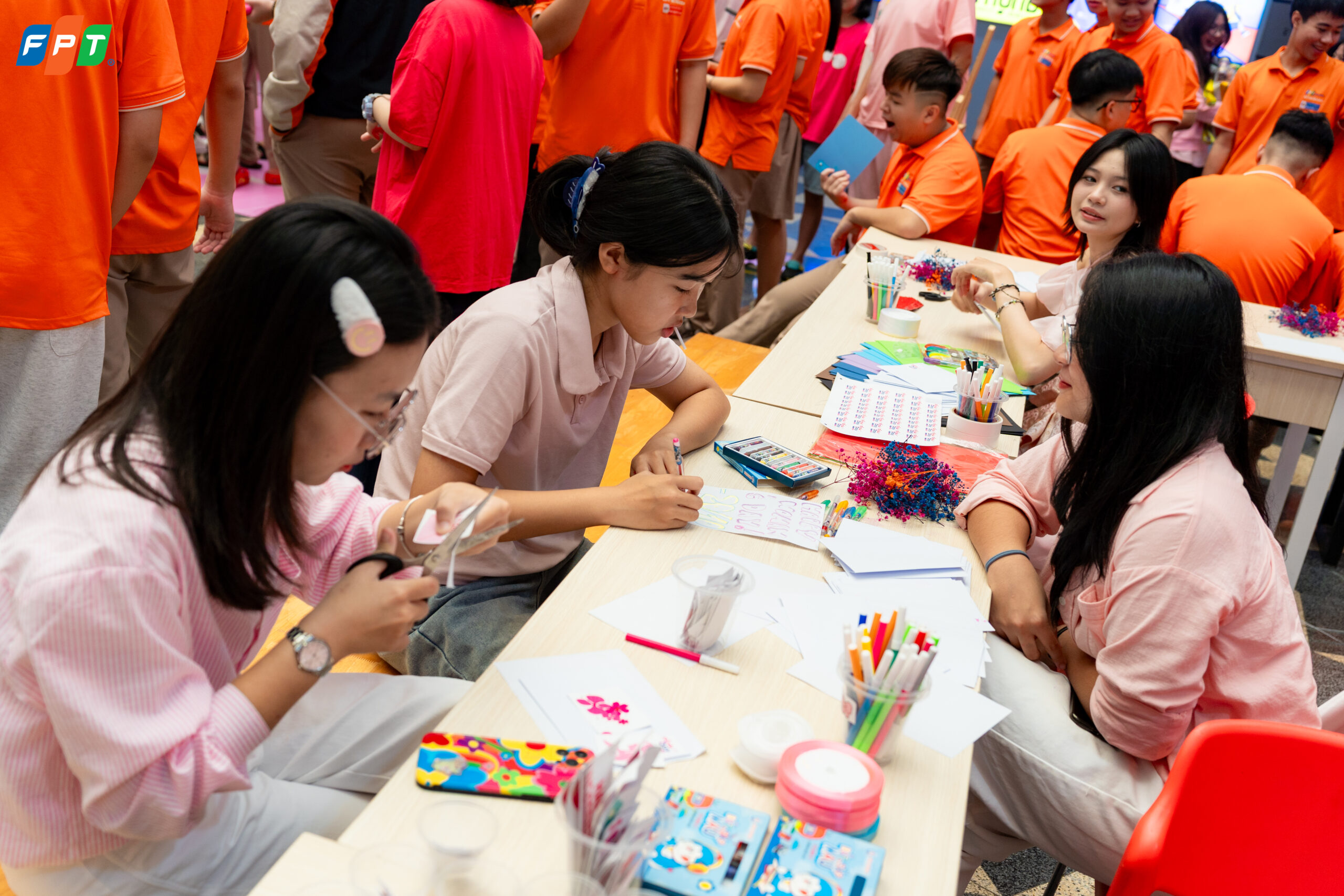 Nhà F rực sắc hường yêu thương trong ngày Phụ nữ Việt Nam | FPT Schools