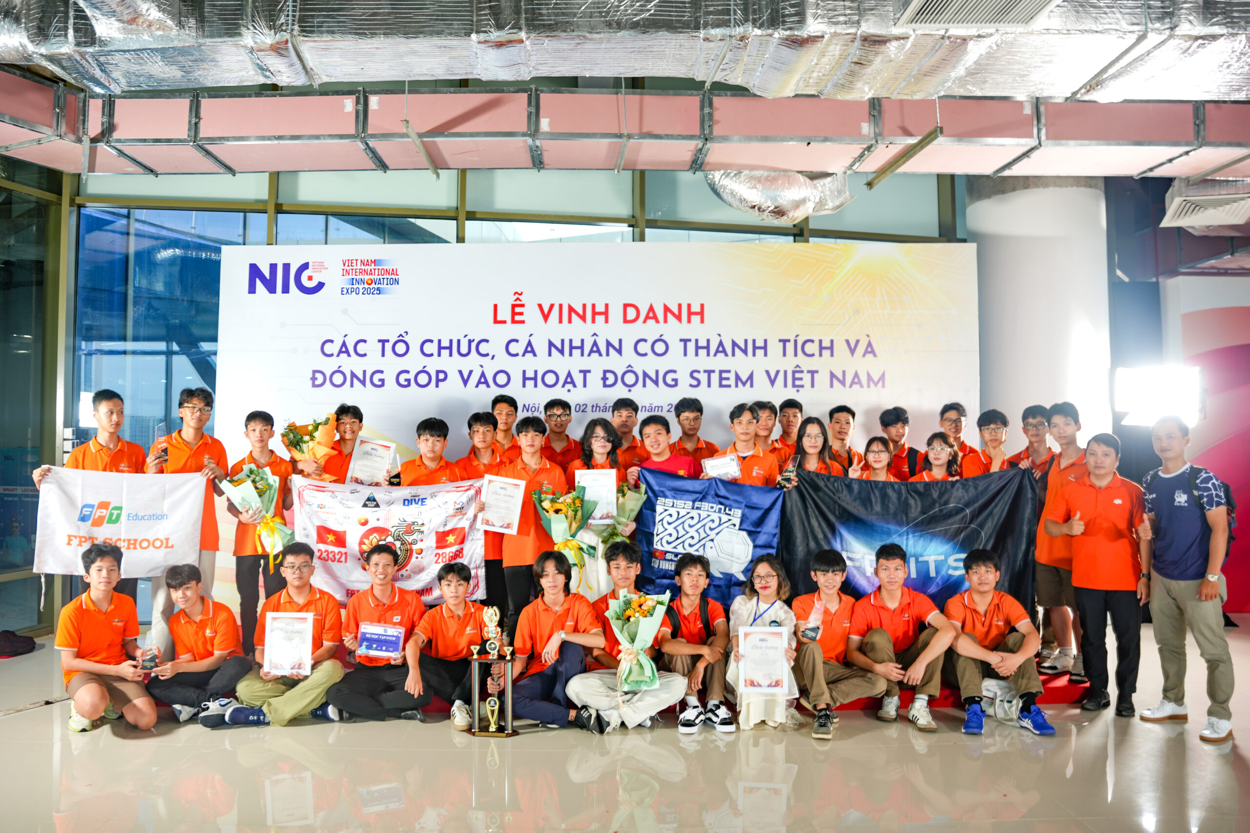 FPT Schools được vinh danh tại Triển lãm quốc tế Đổi mới sáng tạo Việt Nam - FPT Education Toàn đoàn học sinh FPT Schools tại Lễ vinh danh