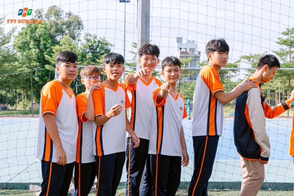 Danh sách đồ dùng học tập lớp 10 gồm những gì? - FPT Education Đồ dùng phục vụ cho hoạt động ngoại khoá hoặc thực hành