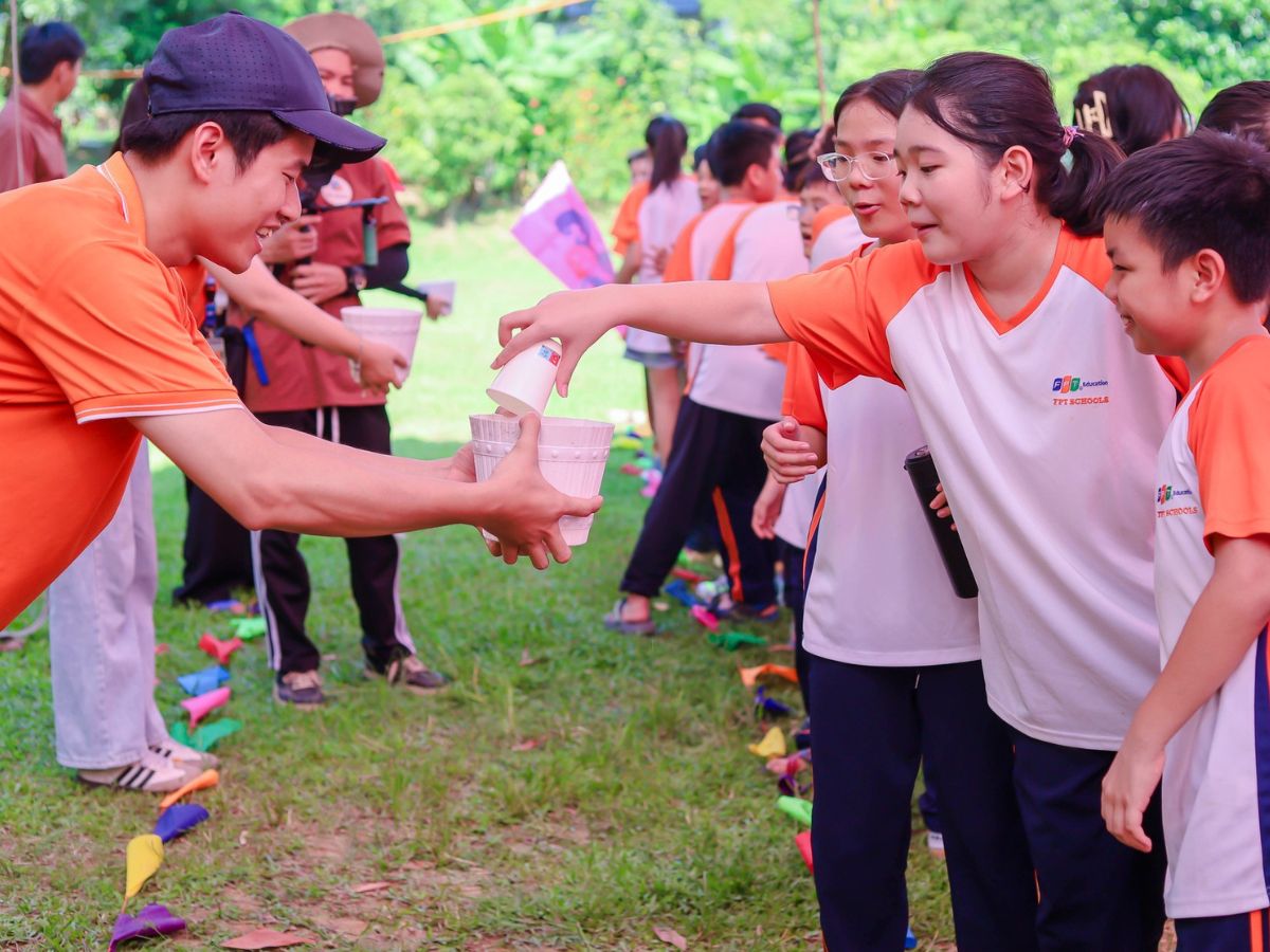Duy trì giao tiếp bằng ánh mắt - cách giao tiếp tự tin