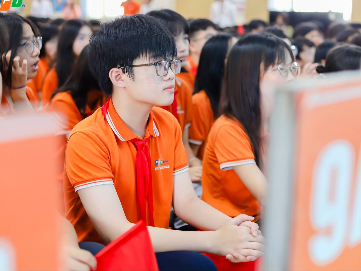 Duy trì tư thế, giọng nói và ánh mắt tự tin - cách giúp bản thân tự tin hơn