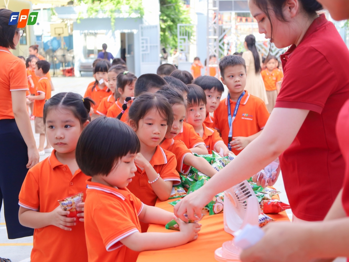 7 Cách rèn luyện kỹ năng giao tiếp cho trẻ em hiệu quả! - FPT Education Ghi nhận và khích lệ khi con giao tiếp tốt - Kỹ năng giao tiếp cho trẻ em