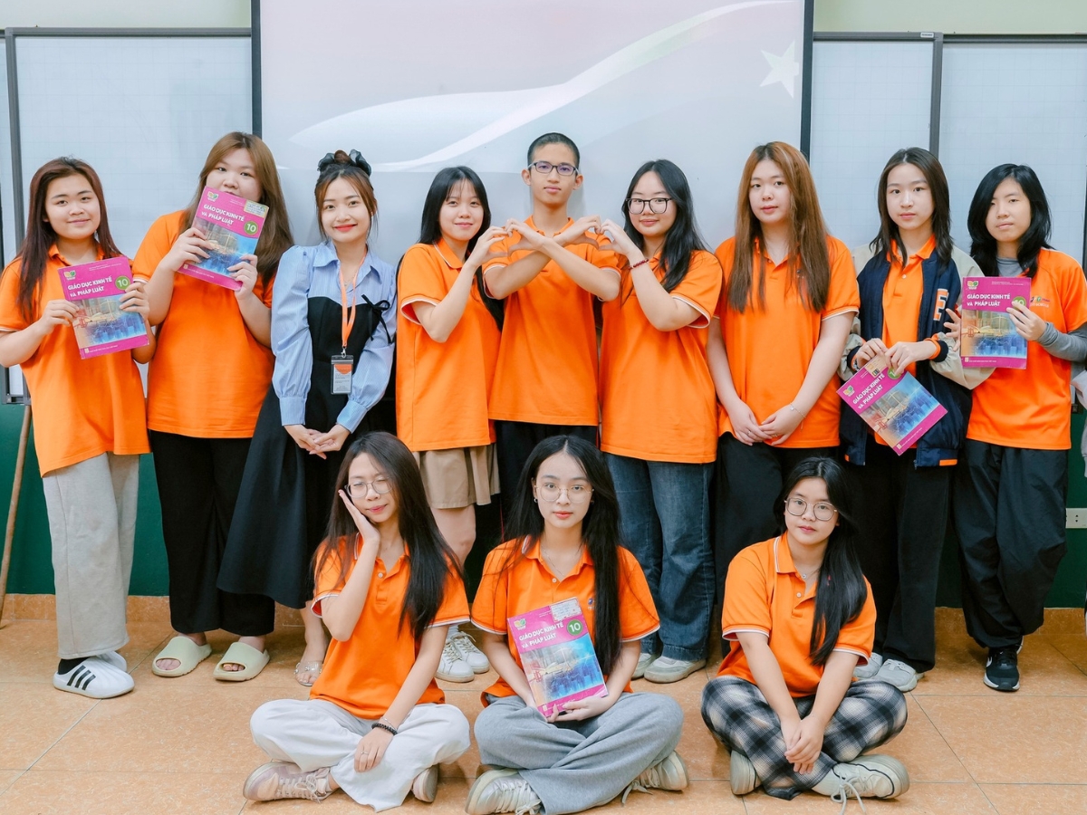 Kết nối với bạn bè hoặc tham gia cộng đồng học tiếng Anh online - Tự học tiếng anh giao tiếp