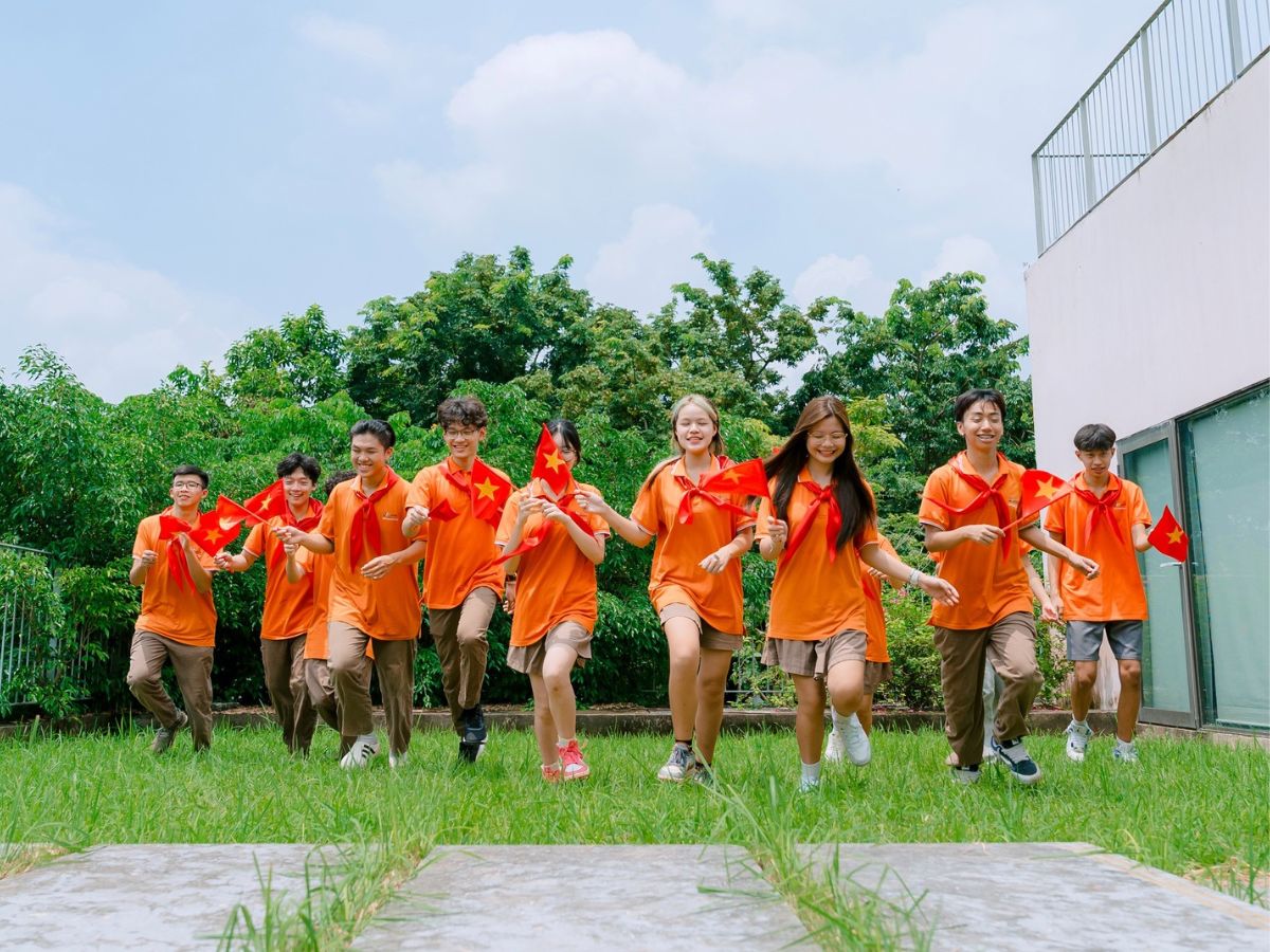 Khen ngợi đúng cách, không tâng bốc quá mức - cách dạy con tự tin