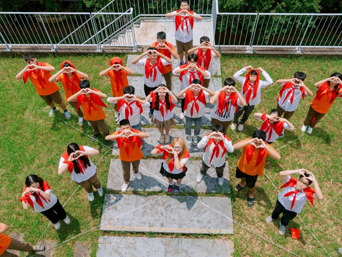 Khuyến khích con tham gia hoạt động nhóm, sân khấu hoặc thể thao - cách dạy con tự tin