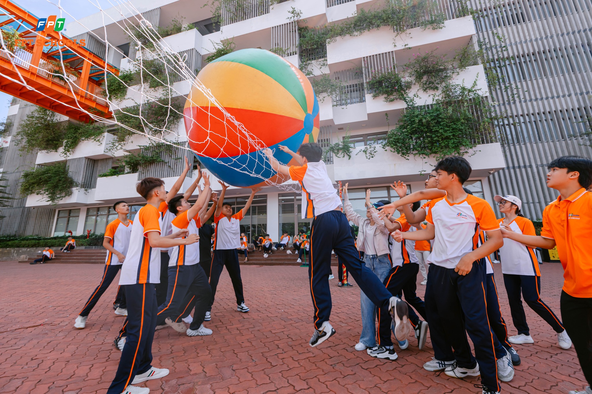 Khuyến khích hoạt động ngoài trời