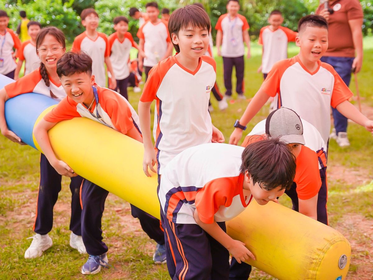 Lắng nghe chủ động và phản hồi tinh tế - cách giao tiếp tự tin