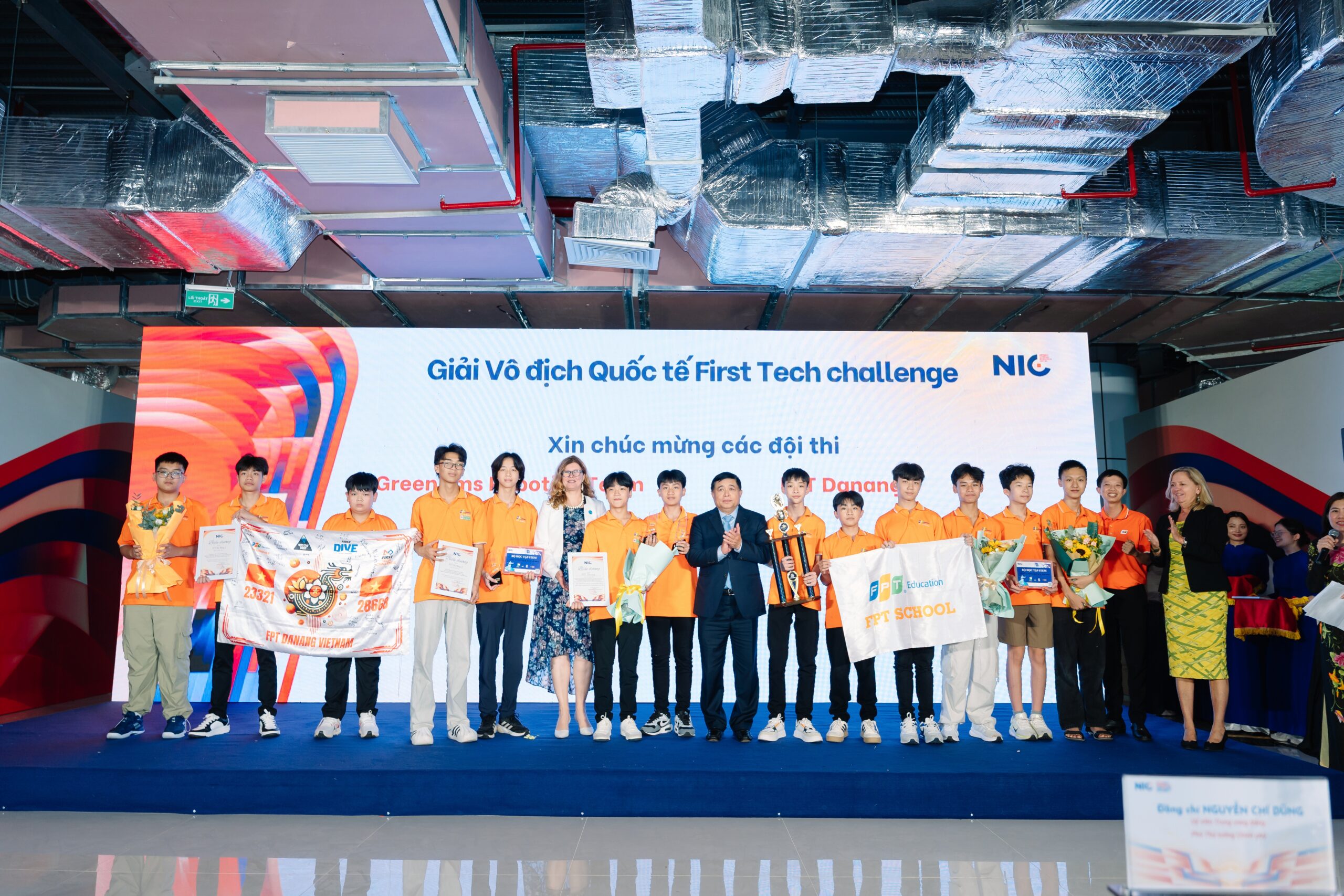 FPT Schools được vinh danh tại Triển lãm quốc tế Đổi mới sáng tạo Việt Nam - FPT Education Học sinh Trường Tiểu học & THCS FPT Đà Nẵng được Phó Thủ tướng Chính phủ Nguyễn Chí Dũng trao chứng nhận vinh danh
