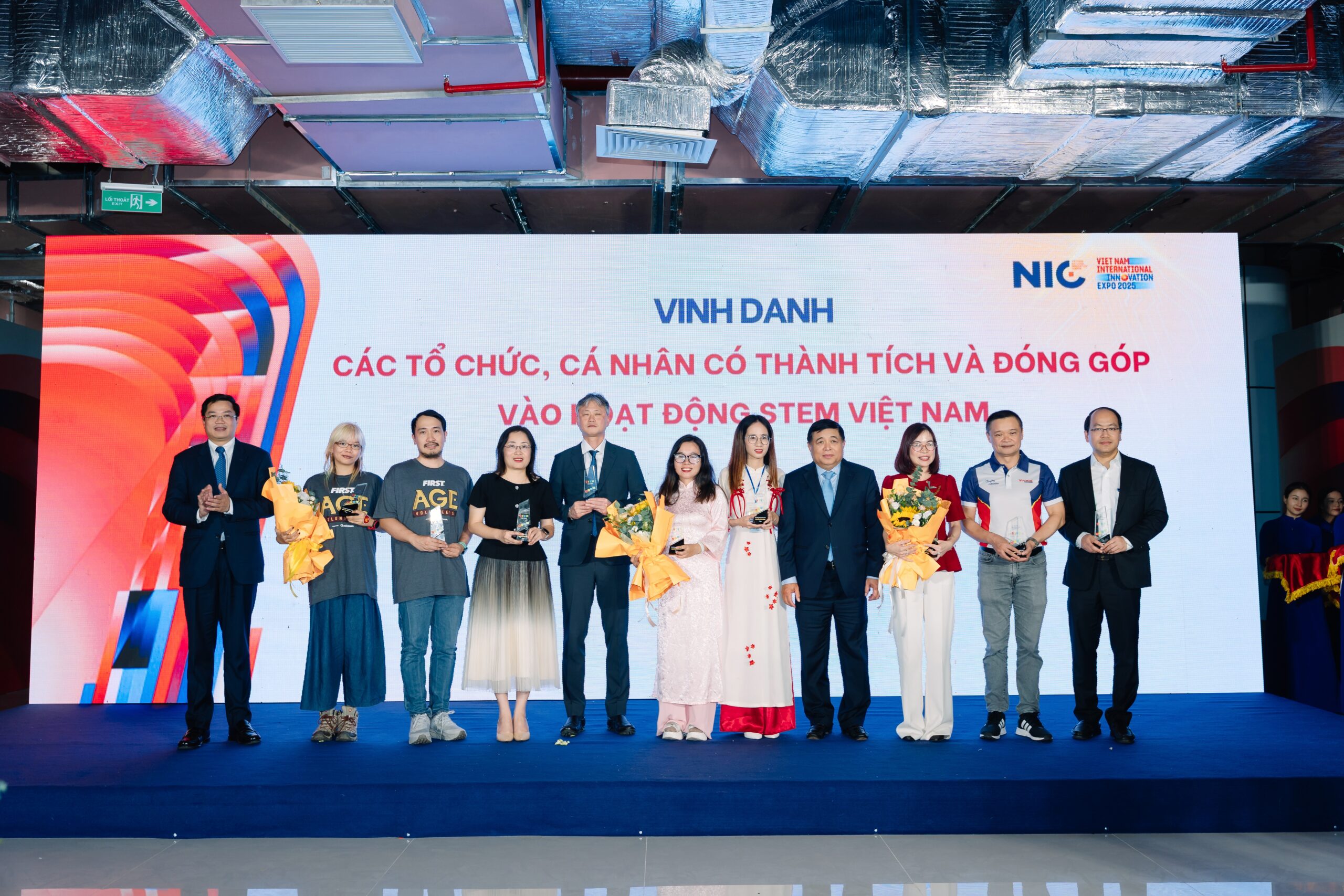 FPT Schools được vinh danh tại Triển lãm quốc tế Đổi mới sáng tạo Việt Nam - FPT Education Ông Lê Ngọc Tuấn (thứ 3 từ trái sang) đại diện nhận cúp vinh danh dành cho FPT Schools ở hạng mục Tổ chức và cá nhân có đóng góp quan trọng cho STEM Việt Nam