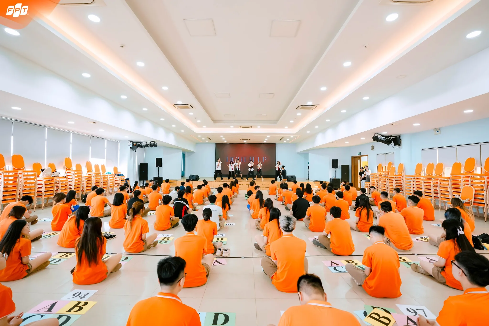 Nổi loạn tuổi dậy thì là gì và cách cha mẹ giúp con vượt qua - FPT Education Nổi loạn tuổi dậy thì