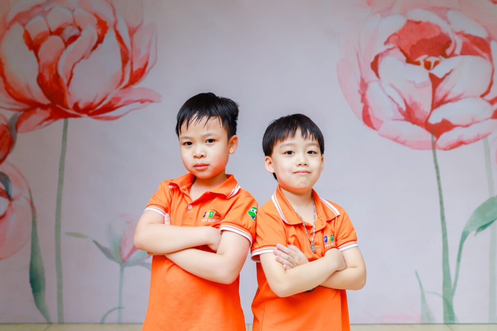 Quá kiểm soát khiến con phản kháng trong giai đoạn dậy thì ở bé trai 