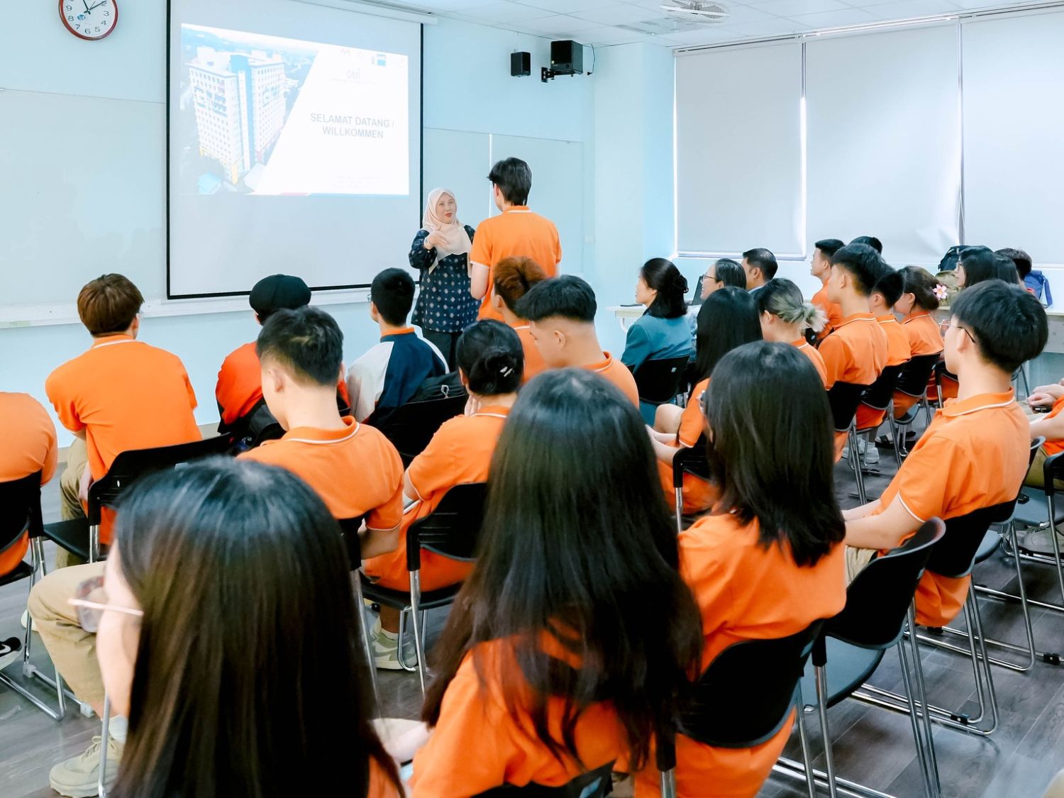 Sử dụng phương pháp học qua tương tác và thực hành - có nên cho trẻ học ngoại ngữ sớm