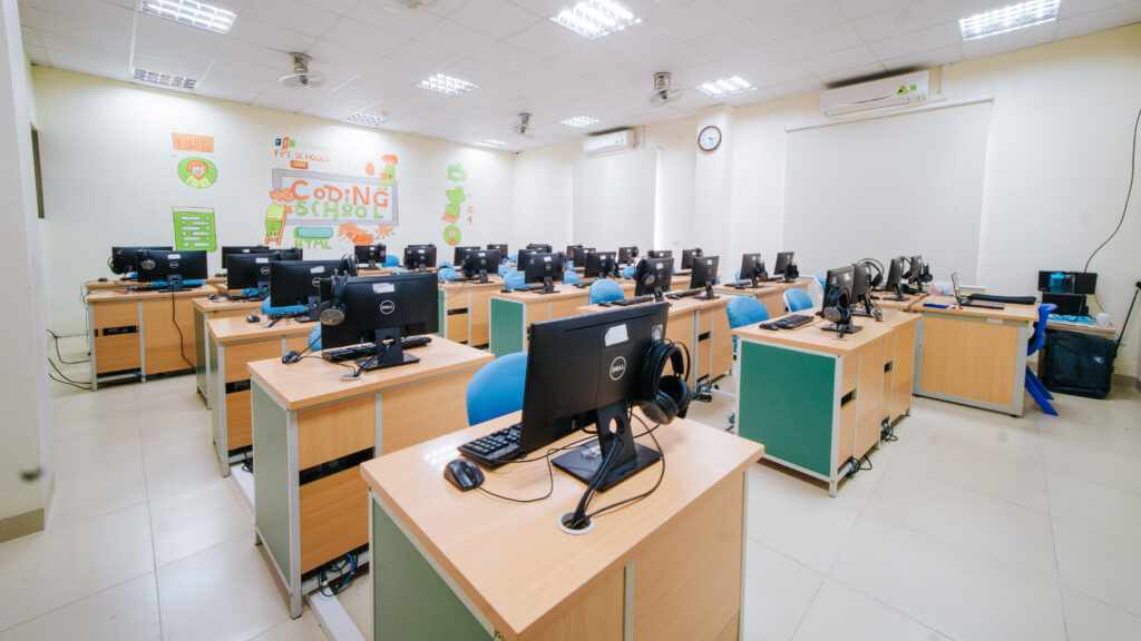 Mối Quan Hệ Giữa Robot Và Trí tuệ Nhân tạo - FPT Education thách thức ai và trí tuệ nhân tạo