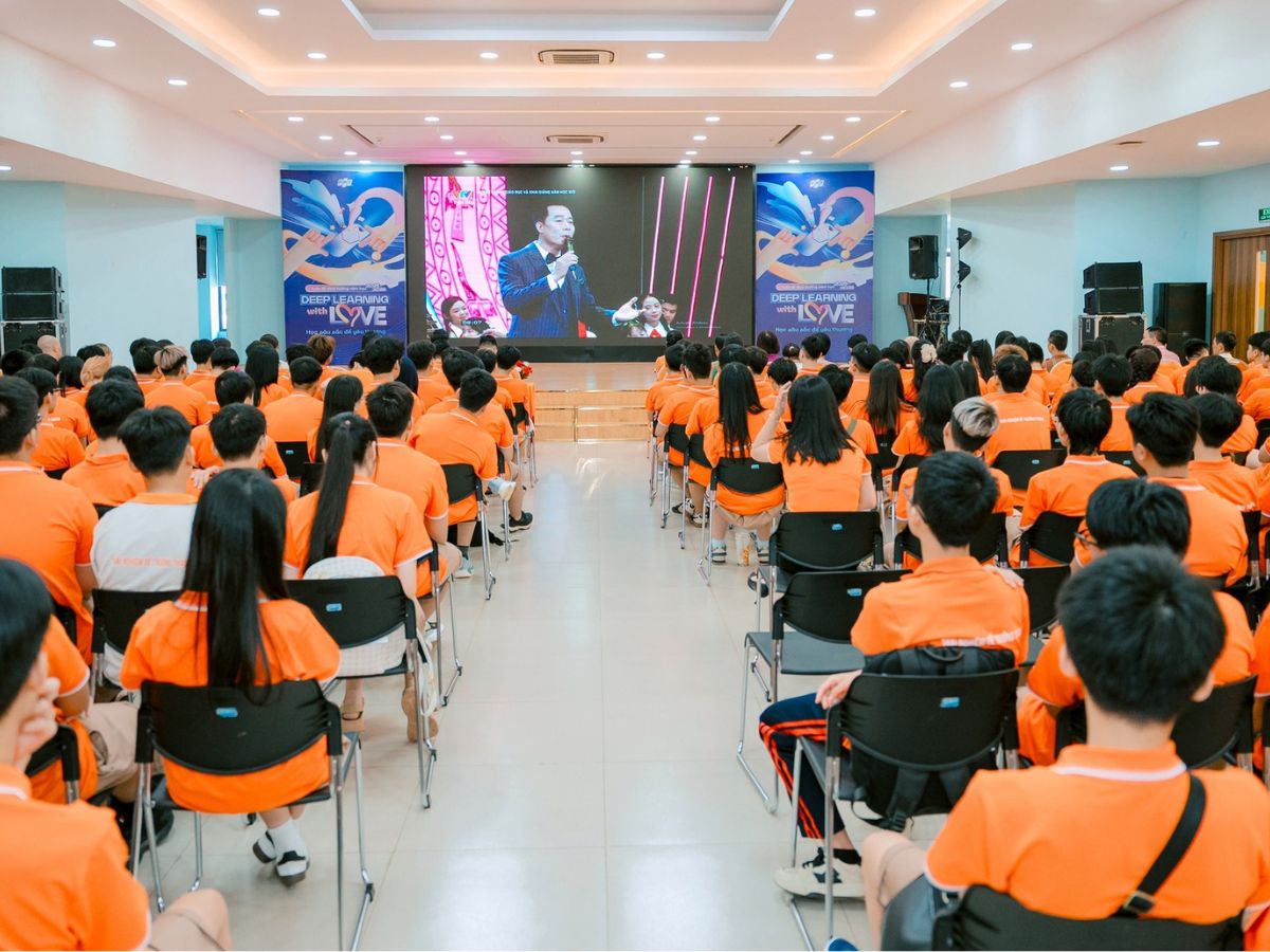 Tham gia hoạt động cộng đồng hoặc khóa học kỹ năng mềm để mở rộng mối quan hệ và trải nghiệm - kỹ năng xã hội là gì