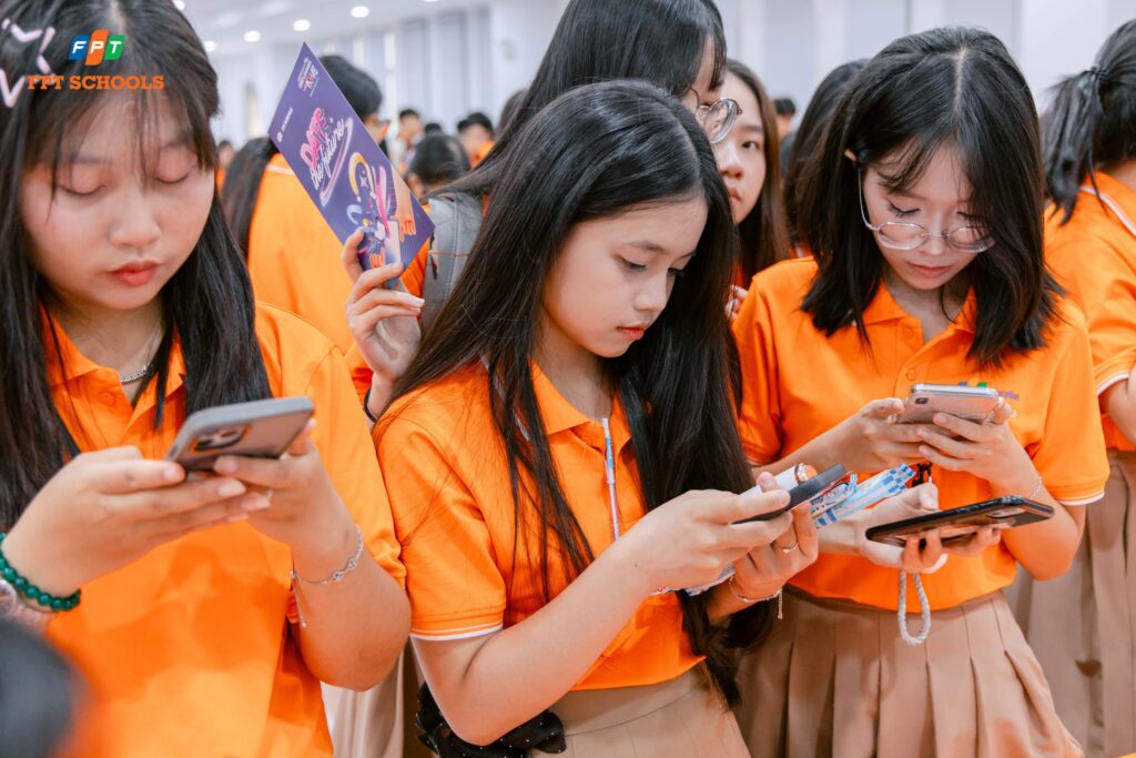 Tìm hiểu về từng khối học qua tài liệu, lớp học thử