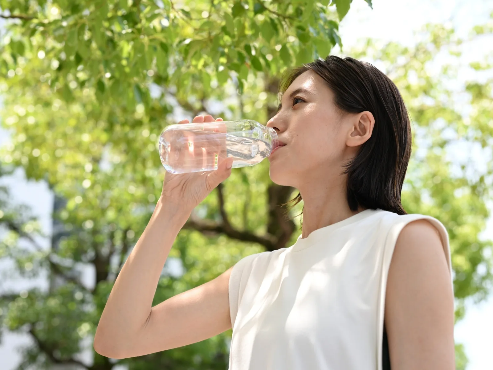 Uống đủ nước hàng ngày để hỗ trợ trao đổi chất