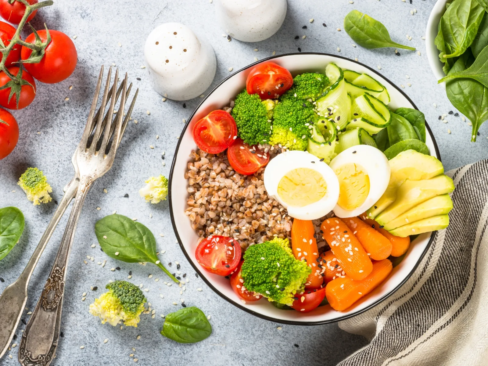Bữa trưa: Cân đối giữa protein, tinh bột và rau xanh