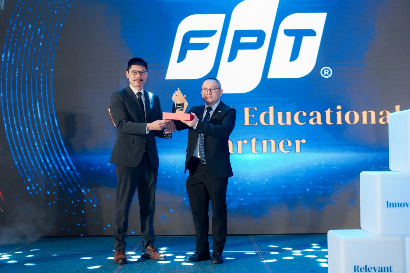 FPT Schools – Đối tác giáo dục tiên phong của Oxford - FPT Education TS Nguyễn Xuân Phong - Giám đốc Hệ thống Phổ thông FPT nhận kỷ niệm chương