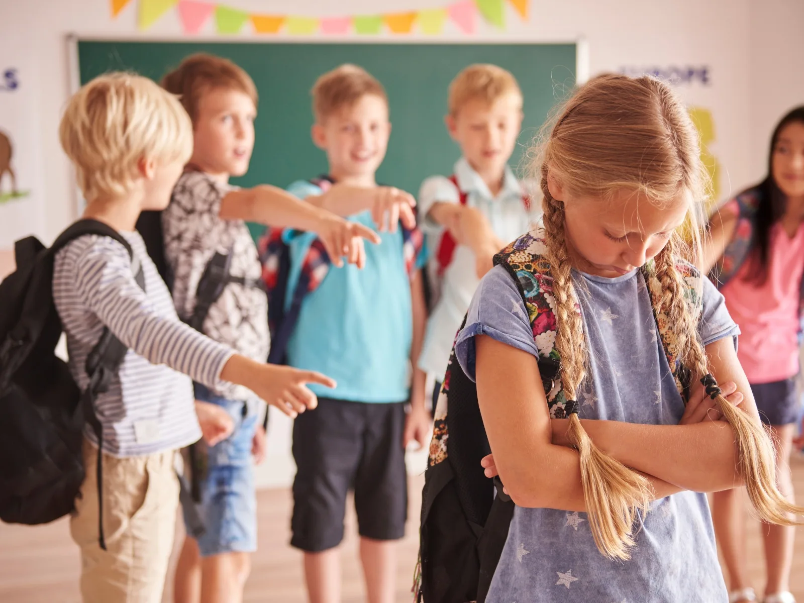 Bạo lực học đường là gì? Nguyên nhân, hậu quả và giải pháp | FPT Schools