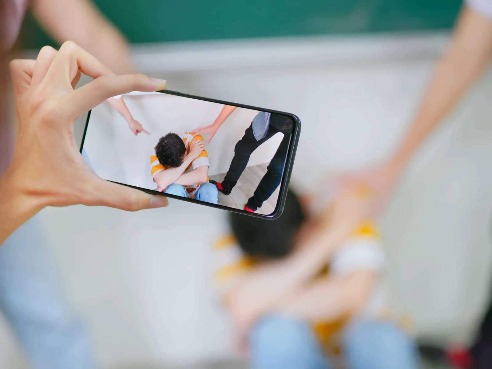 Bắt Nạt Trực Tuyến Là Gì? 10 Biện Pháp Đơn Giản Giúp Ngăn Chặn Hành Vi Này - FPT Education Bắt Nạt Trực Tuyến Là Gì? 10 Biện Pháp Đơn Giản Giúp Ngăn Chặn Hành Vi Này