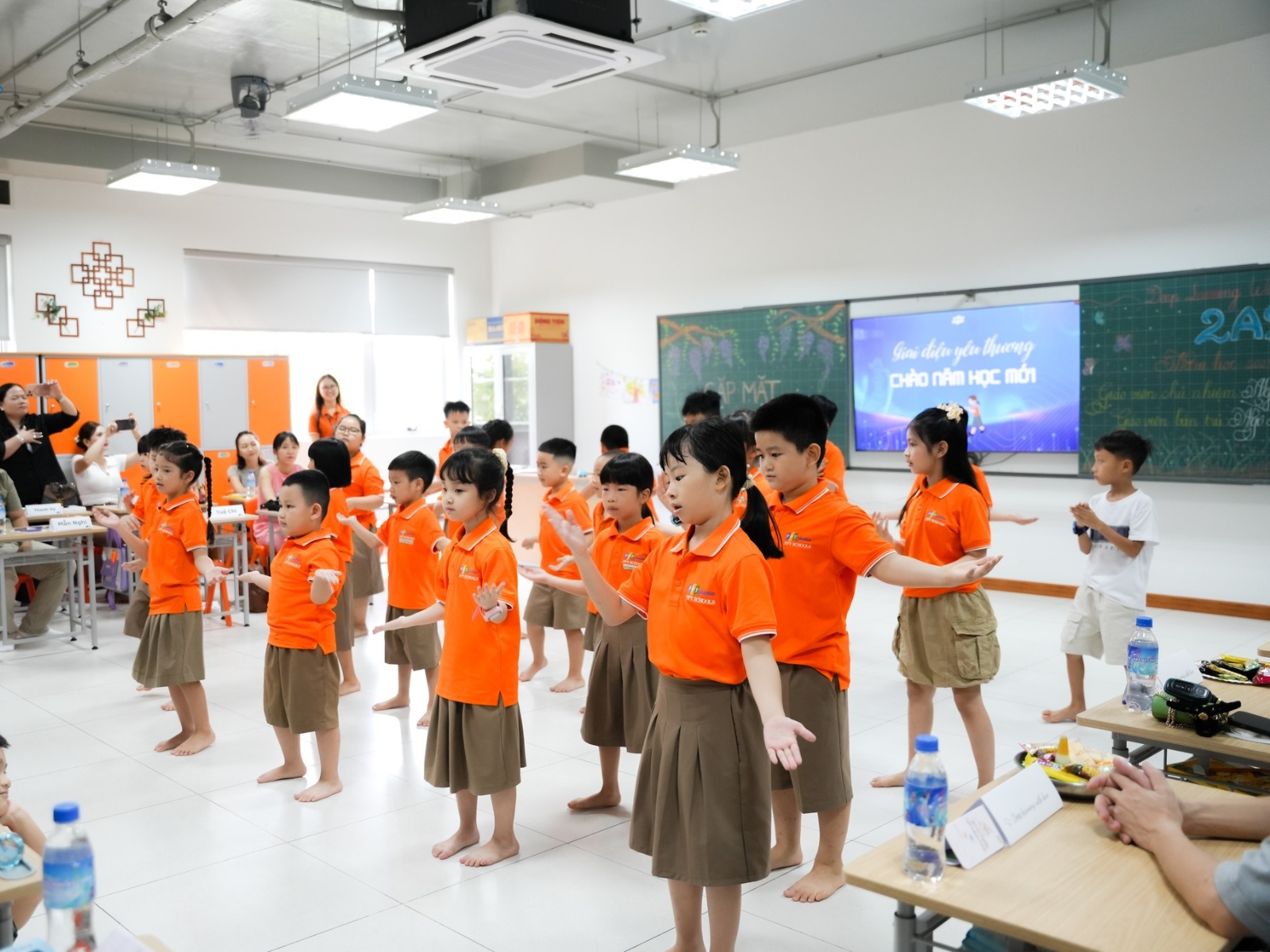 Bệnh tăng động là gì? Dấu hiệu nhận biết và cách giúp trẻ cải thiện - FPT Education Nguyên nhân bệnh tăng động ở trẻ