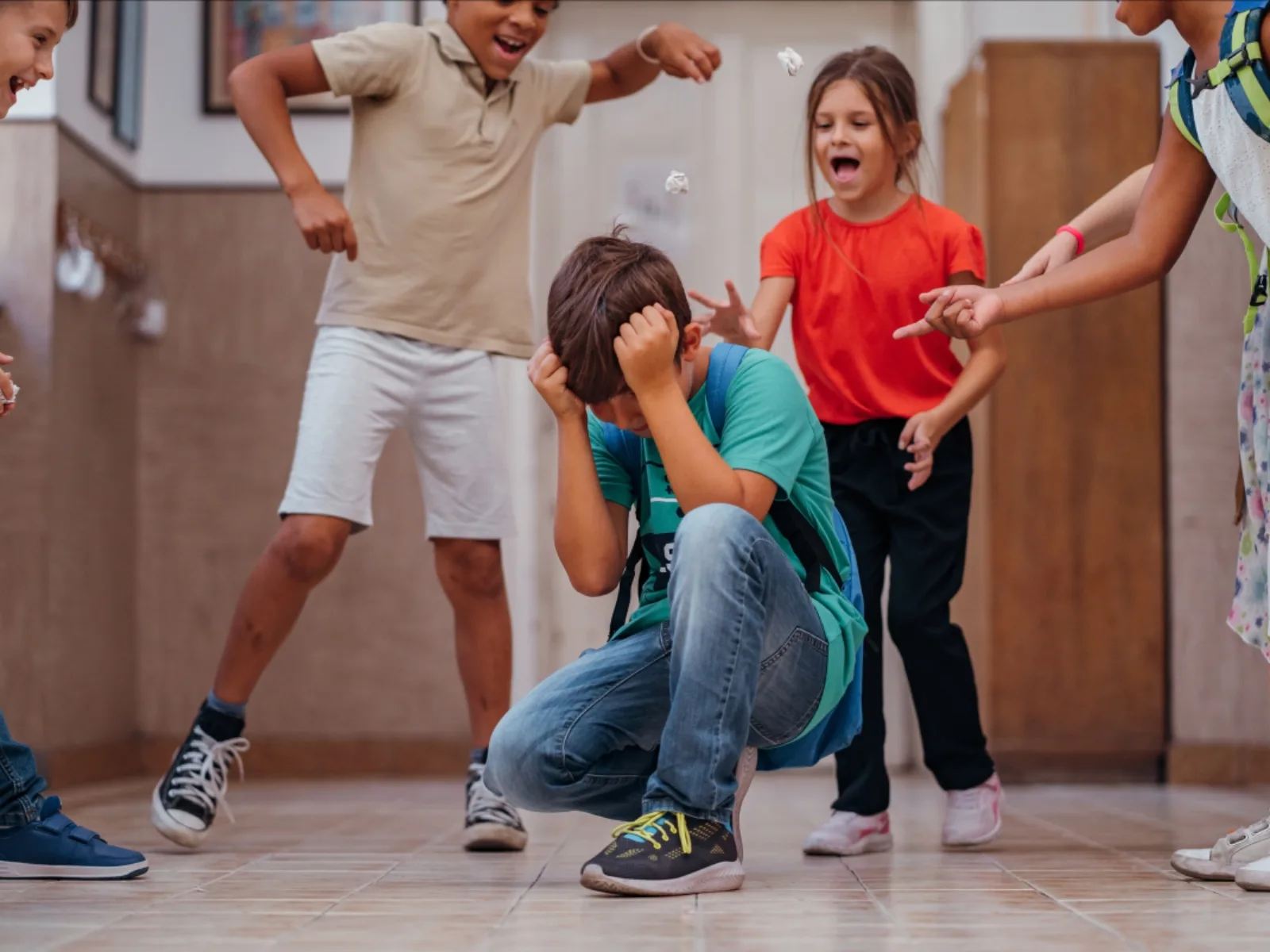 Biểu hiện của bạo lực học đường là gì? Cách khắc phục bạo lực học đường hiệu quả - FPT Education Tác động của bạo lực học đường đến học sinh, nhà trường và xã hội