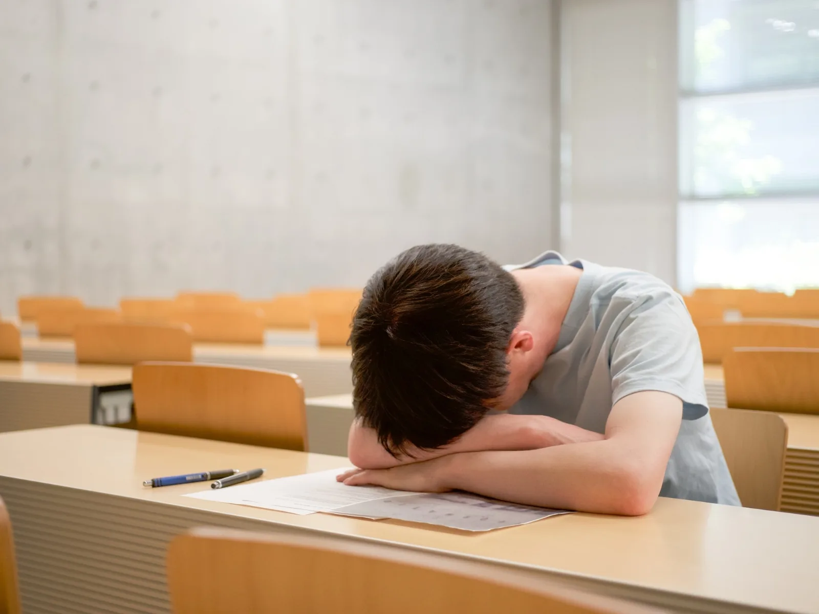 Biểu hiện của bạo lực học đường là gì? Cách khắc phục bạo lực học đường hiệu quả - FPT Education Dấu hiệu nhận biết qua hành vi và thái độ của học sinh