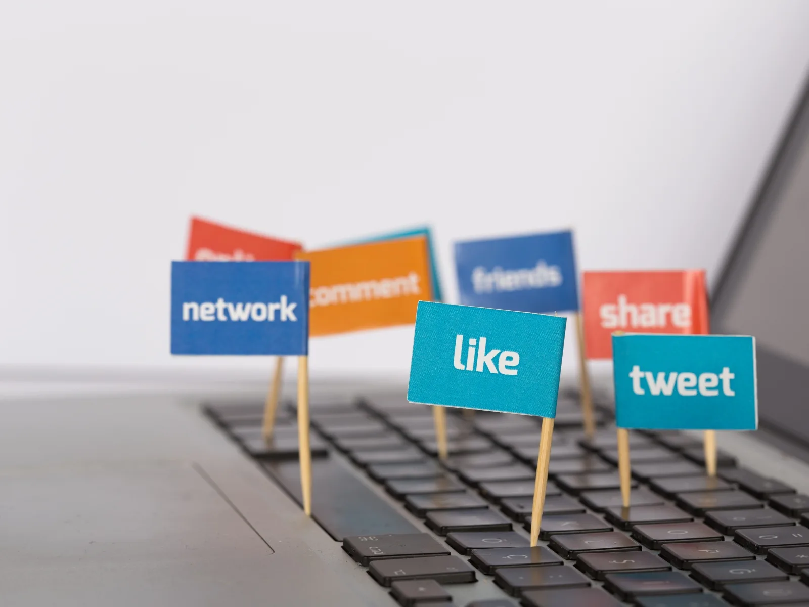 Các Hình Thức Bạo Lực Mạng Phổ Biến Và Cách Phòng Tránh Hiệu Quả Để Bảo Vệ Bản Thân | FPT Schools