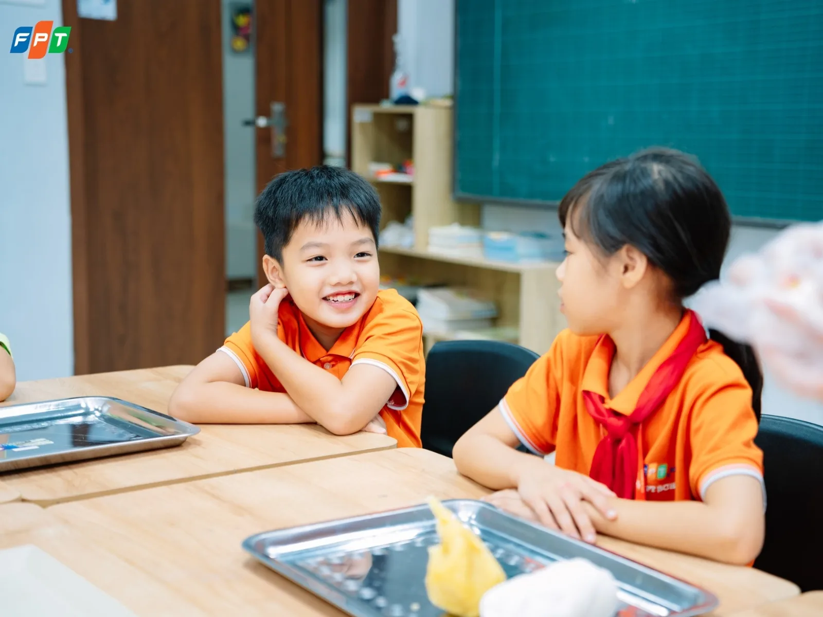 Sử dụng sách, tranh ảnh phù hợp với lứa tuổi để minh họa