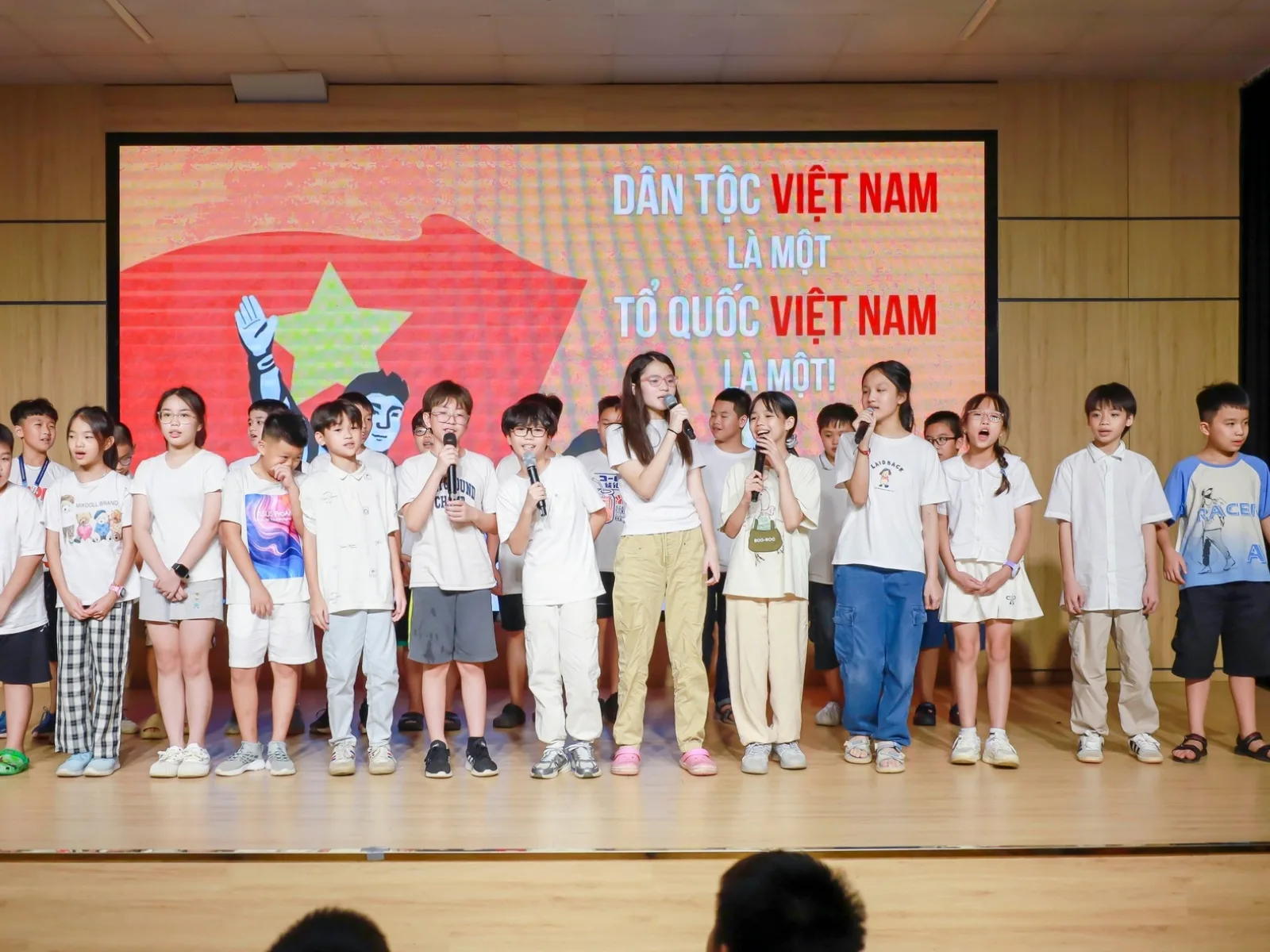 Những Thách Thức Và Giải Pháp Nuôi Dạy Con Trong Thời Đại Mới Cha Mẹ Cần Biết